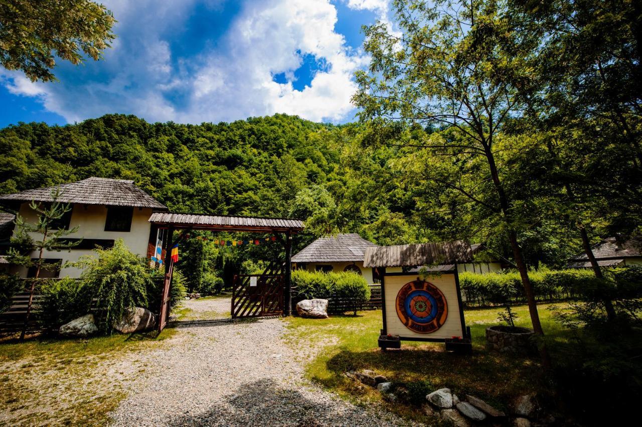 Fratii Jderi - Utopia Verde Brezoi Exterior photo